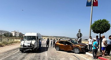 Gölbaşı ilçesinde otomobil ile minibüs çarpıştı: 3 yaralı