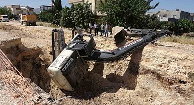Kontrolden çıkan iş makinesi devrildi