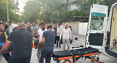 Motosiklet ile otomobil çarpıştı: 1'i ağır 2 yaralı