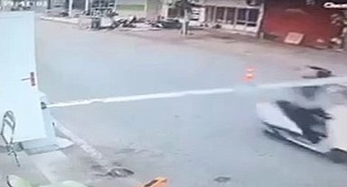 Motosikletle çarptığı bariyeri yerinden söktü