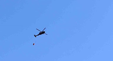 Ormanlık alanda çıkan yangın helikopterle söndürüldü