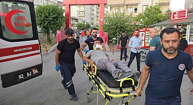 Orta refüje çarpan araç yola savruldu: 5 yaralı