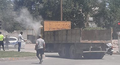 Seyir halindeki kamyon alev aldı