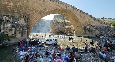 Vatandaşlar serinlemek için Kahta Çayına girdi