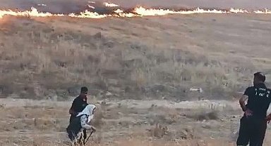 Alevlerin arasında kalan yaşlı kadını itfaiye ekipleri kurtardı