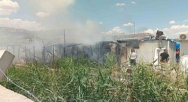 Çıkan yangın 4 konteyneri hurda yığınına çevirdi