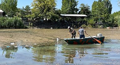 Doğa koruma ekipleri çöpleri temizliyor