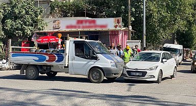 Kamyonet kasasından otomobilin üzerine uçtular: 2 yaralı