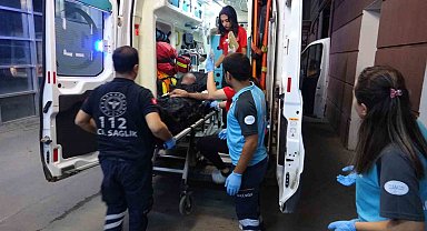Komşular arasında bıçaklı, silahlı kavga kamerada: 4 yaralı