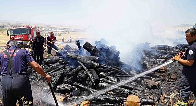 Korkutan yangın evlere sıçramadan kontrol altına alındı
