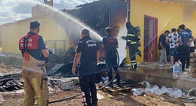 Markette çıkan yangını müşteriler söndürdü