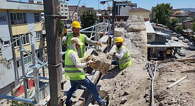 Restorasyon kapsamında Ulu Cami'de taşlar sökülüyor