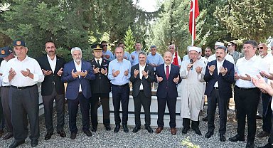 Şehitlerin kabrine karanfil bırakıldı