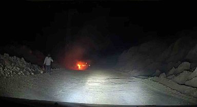 Seyir halindeki otomobil alev alev yandı
