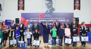 3 bin 500 başarılı öğrenciye spor seti