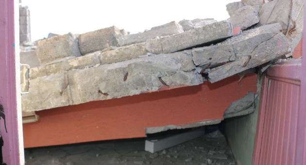 5 Katlı Binanın Beton Çatısı Çöktü