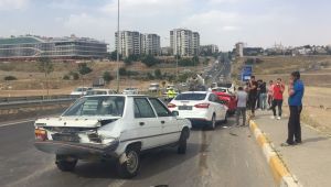 5 otomobilin karıştığı kazada araçlarda maddi hasar meydana geldi - Videolu Haber
