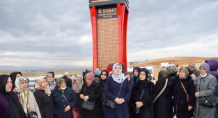 6 Şubat depremlerinde hayatını kaybedenler mezarları başında anıldı
