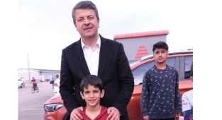 7 yaşındaki Caner, Tutdere’nin yolunu kesti