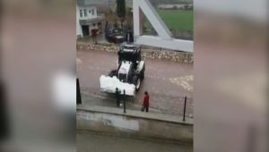 70 kilometre uzaklıktan kepçe ile taşıdığı karla çocukları eğlendirdi - Videolu Haber