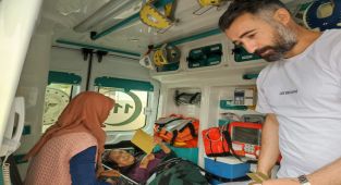 83 yaşındaki yaşlı kadın oyunu ambulansta kullandı