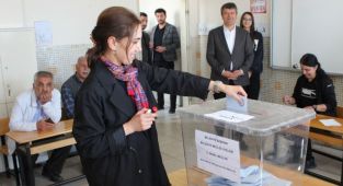 Abdurrahman ve Emral Tutdere çifti oylarını kullandı - Videolu Haber