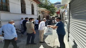 Adıyaman Belediyesi Ayasofya’da seccade dağıttı