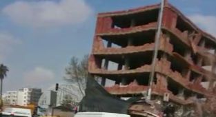 Adıyaman'da 5 katlı inşaat çökme anı görüntülendi - Videolu Haber