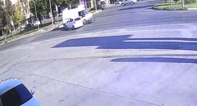 Adıyaman'da 9 Kişinin Yaralandığı Kaza Anı Kamerada - Videolu Haber
