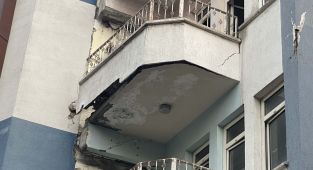 Adıyaman'da ağır hasarlı binalar tehlike saçıyor - Videolu Haber