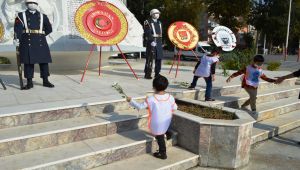 Adıyaman’da anaokulu öğrencileri Atatürk anıtına çiçek bıraktı - Videolu Haber