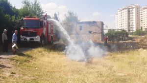 Adıyaman’da, anız yangını ikamete sıçramadan söndürüldü