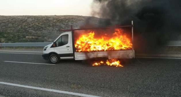 Adıyaman'da Ayakkabı Yüklü Kamyonet Alev Aldı - Videolu Haber