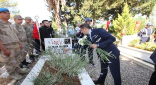 Adıyaman'da bayram arifesinde şehitlik ziyaret edildi