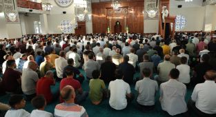 Adıyaman’da bayram sabahı binlerce kişi saf tuttu
