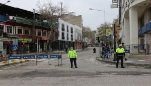 Adıyaman'da Cadde Yaya Ve Araç Trafiği, Polis Barikatı İle Kapatıldı - Videolu Haber