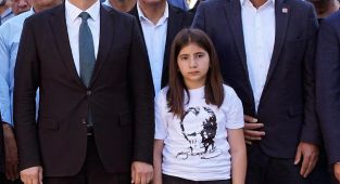 Adıyaman’da CHP Üyeleri Atatürk anıtına çelenk bıraktı