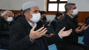 Adıyaman'da cuma namazı sonrası camilerde yağmur duası edildi - Videolu Haber