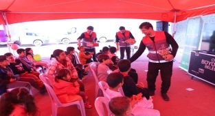 Adıyaman'da depremzede çocuklarına terapi