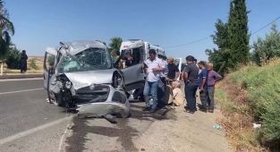 Adıyaman'da devrilen hafif ticari araçtaki 3 kişi yaralandı - Videolu Haber