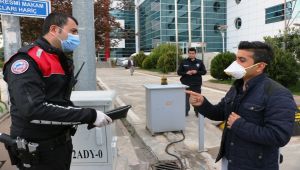 Adıyaman’da Durakta Bulduğu Kadın Çantasını, Polise Teslim Etti