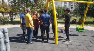 Adıyaman’da eli sopalı şahıs parkta oynayan çocukları tehdit etti - Videolu Haber