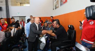 Adıyaman’da engelli vatandaşlara akülü sandalye desteği