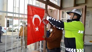 Adıyaman'da eskimiş ve yıpranmış Türk Bayrakları yenisi ile değiştirildi - Videolu Haber