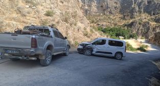 Adıyaman'da hafif ticari araçlar kafa kafaya çarpıştı: 8 yaralı