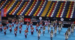Adıyaman'da halk oyunları şöleni: 980 sporcu sahne aldı