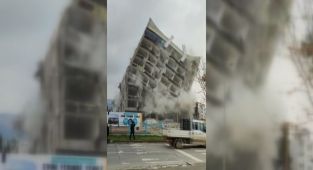 Adıyaman'da hasarlı binaların yıkımı devam ediyor - Videolu Haber