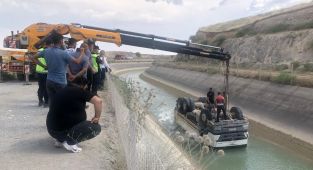 Adıyaman'da HES kanalına devrilen hafriyat kamyonunun sürücüsü öldü - Videolu Haber