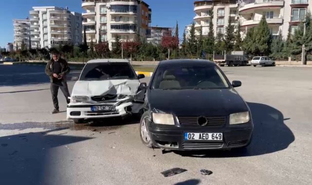 Adıyaman'da İki Otomobil Çarpıştı:1 Yaralı - Videolu Haber