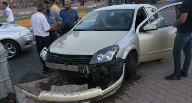 Adıyaman'da İki Otomobil Çarpıştı: 2 Yaralı